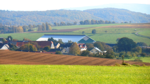 Blick auf den Steinackerhof ©https://www.familienurlaub-steinackerhof.de/index.html